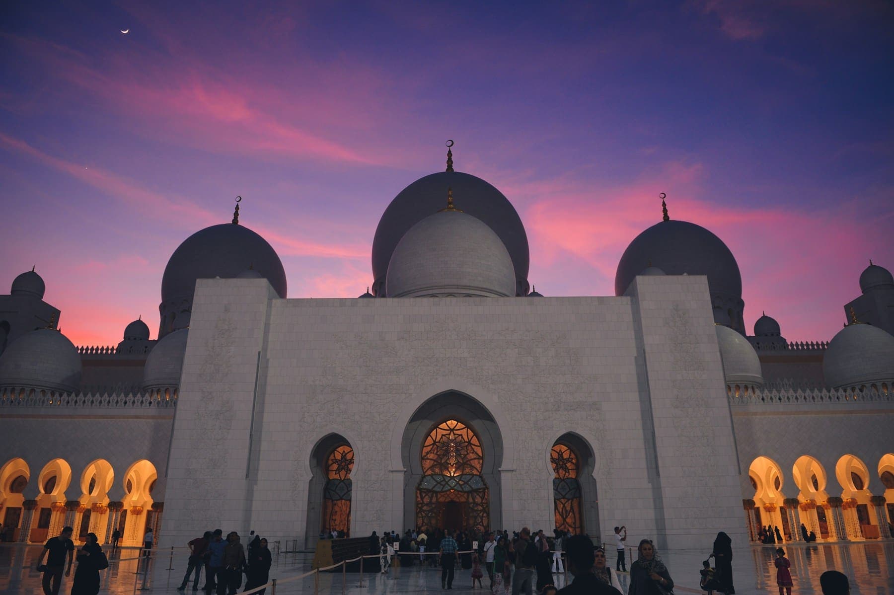 Sheikh Zayed Grand Mosque in Abu Dhabi at sunset